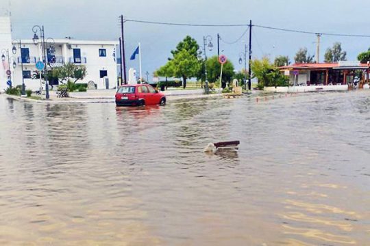 Καταστροφές από το πέρασμα της καταιγίδας
