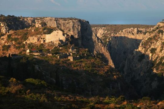 Συναρπαστική και εγκαταλειμμένη