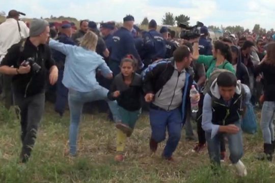 Προς δίκη η εικονολήπτρια που κλότσησε πρόσφυγες