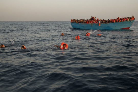 Ανατροπή πλοίου με 500 πρόσφυγες ανοιχτά της Λιβύης