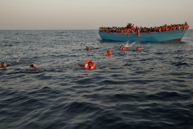 Ανατροπή πλοίου με 500 πρόσφυγες ανοιχτά της Λιβύης