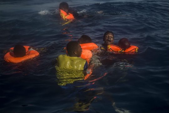Δεκάδες νεκροί, εκατοντάδες αγνοούμενοι από ναυάγιο στην Αίγυπτο