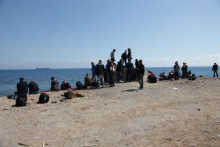 Ρίχνουν δίχτυ στα θολά νερά της ξενοφοβίας