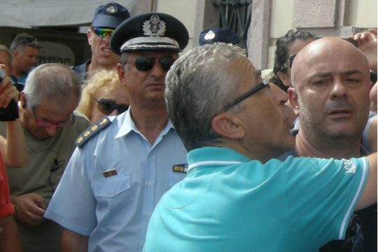 Για τον ακροδεξιό κύριο με το γαλάζιο μπλουζάκι…