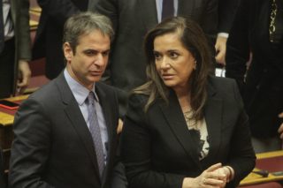 Μητσοτάκηδες με τη… σκούπα στο χέρι