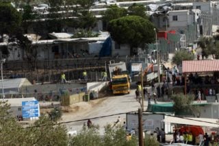 84χρονος έβγαλε όπλο στη Μόρια