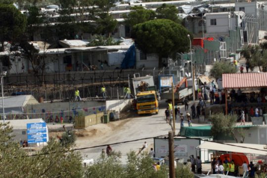 84χρονος έβγαλε όπλο στη Μόρια
