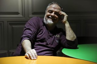 «Το μαύρο χιούμορ μάς ενώνει»