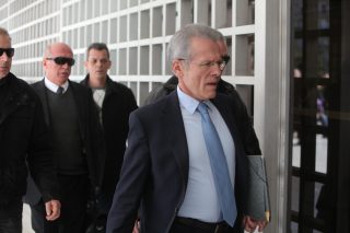 Ποίος πιέζει ποιόν στη δικαιοσύνη;