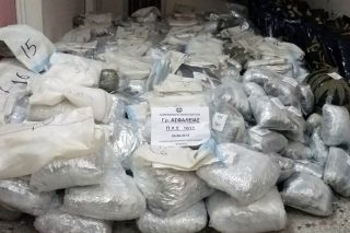 Σχεδόν ένας τόνος ναρκωτικά στο φουσκωτό!