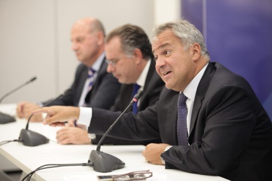 Κλιμακώνεται η σύγκρουση Μαξίμου – Ν.Δ. για τις άδειες