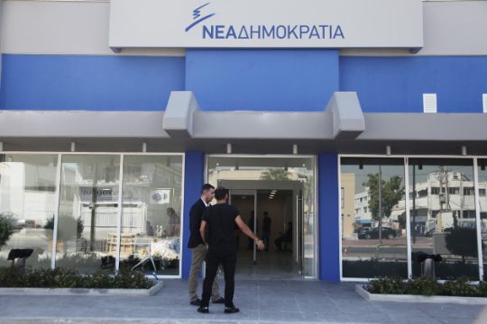 Ανοίγει ξανά την υπόθεση «περούκα» η ΝΔ