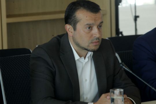«Χρησιμοποιούν τους εργαζομένους ως ασπίδα»
