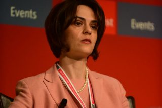 «Ταξικά ετεροβαρή τα μνημόνια», παραδέχεται η Ντέλια