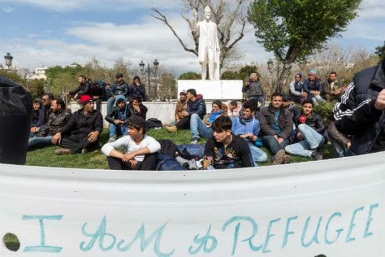 Καθιστική διαμαρτυρία προσφύγων έξω από γερμανικό προξενείο