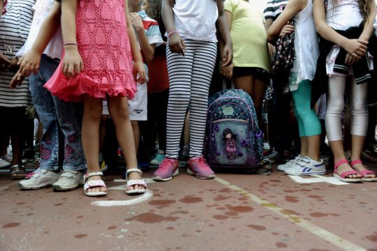 Δεν είμαστε ρατσιστές, αλλά… έξω από το σχολείο τα προσφυγόπουλα