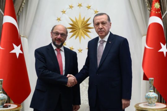 Σουλτς: Παραμένει η βίζα όσο ισχύει ο αντιτρομοκρατικός νόμος