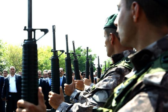 Απελευθερώνει κρατούμενους για να φυλακίσει «πραξικοπηματίες»