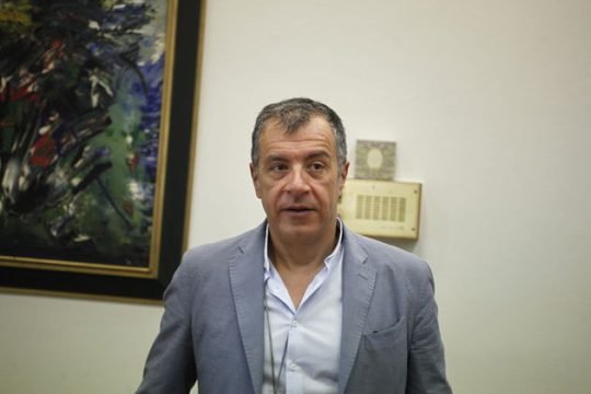 Καταγγελίες κατά κυβέρνησης για διαπλοκή