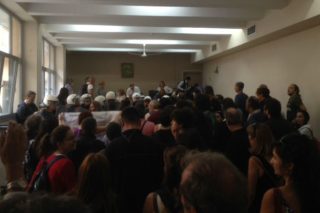 «Κανένα σπίτι στα χέρια τραπεζίτη»… στην πράξη [Βίντεο]
