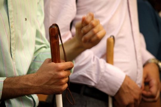 Πέταξαν στο δρόμο 65χρονο τυφλό στον Βόλο