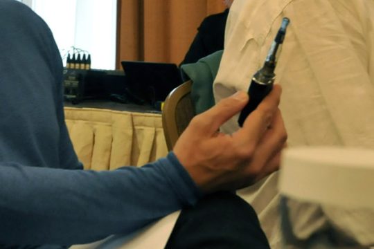 Απαγορεύεται και το ηλεκτρονικό τσιγάρο στους δημόσιους χώρους