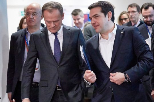 Συνομιλία Τσίπρα-Τουσκ για Brexit, πακέτο Γιούνκερ, προσφυγικό