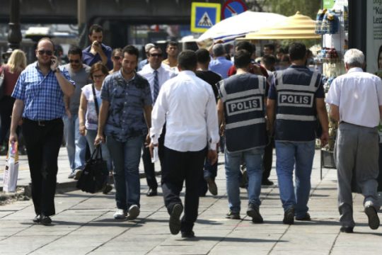 Αθρόες συλλήψεις υπόπτων για τρομοκρατία στην Τουρκία