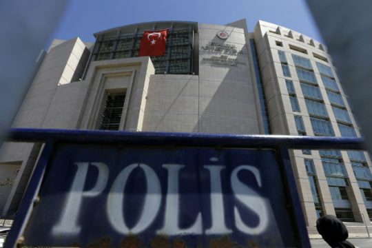 Κυνηγώντας γκιουλενιστές και πράκτορες
