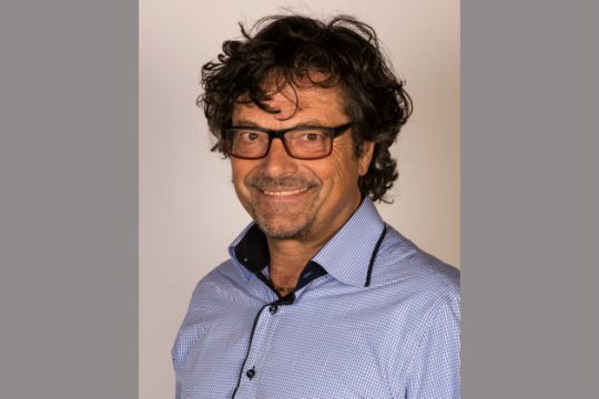 Μια… παράνομη επανένωση γιου και πατέρα