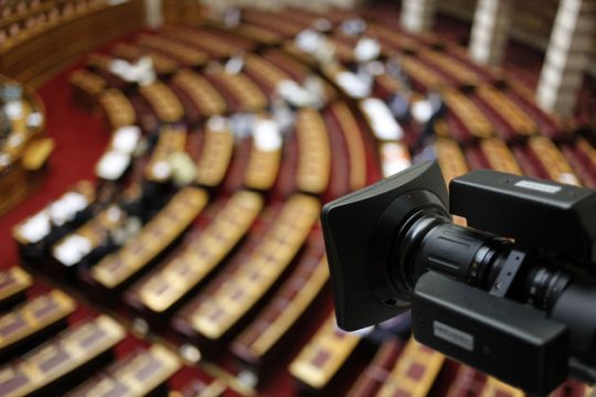 «Άνευ όρων παράδοση δημόσιας περιουσίας»
