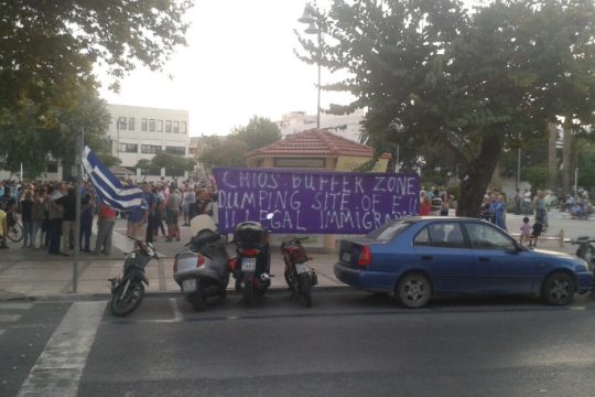 Επεισόδια σε αντι-προσφυγική συγκέντρωση στη Χίο