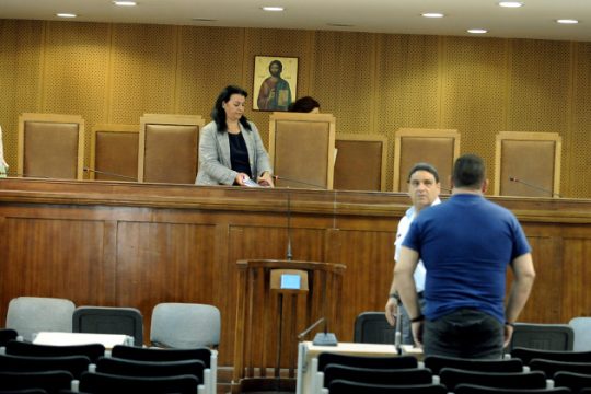 Προκαλούν το θύμα οι συνήγοροι της Χρυσής Αυγής