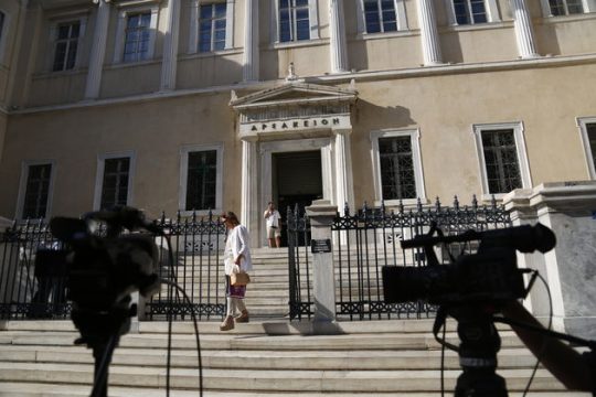 Ιντριγκες, διαρροές, εκβιασμοί και στη μέση ο «νόμος Παππά»