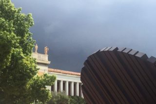 Εξω από τον κήπο του Εθνικού Αρχαιολογικού