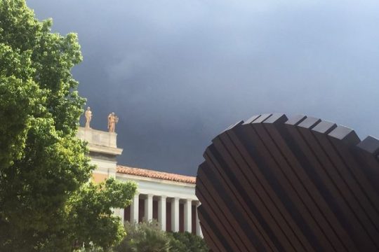 Εξω από τον κήπο του Εθνικού Αρχαιολογικού