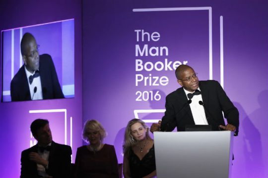 Ενας μαύρος επαναφέρει τη δουλεία