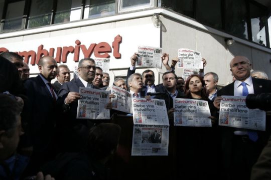 Υπό κράτηση ο διευθυντής και δημοσιογράφοι της «Τζουμχουριέτ»
