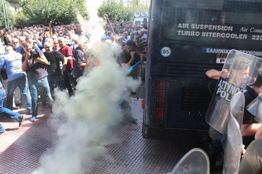 Δεξιά και αριστερά χημικά όπλα