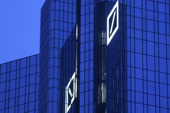 Ανακάμπτει η Deutsche Bank στις «νευρικές» αγορές