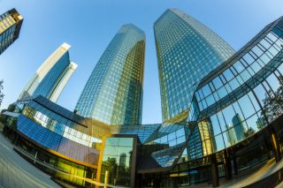 Νέες πιέσεις στη μετοχή της αναμένει η Deutsche Bank