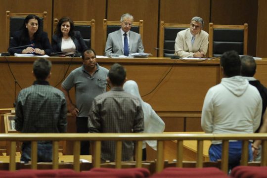 – Είστε δημοσιογράφοι; Γράψτε ότι φοβάμαι…