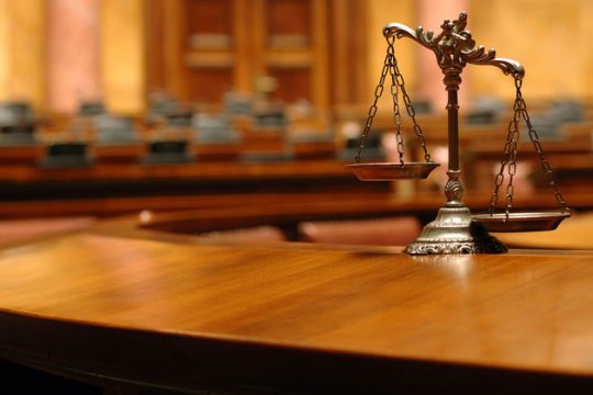 Πυρ ομαδόν από τις δικαστικές ενώσεις