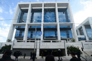 Ξεκίνησε η δίκη για ένα από τα μεγαλύτερα σκάνδαλα στο ΕΣΥ