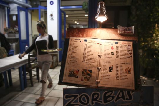 Σημείο αιχμής η ρύθμιση για τον κατώτατο μισθό