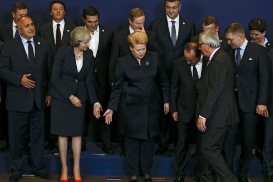 Με… εκκλήσεις «λύνει» το προσφυγικό η Ε.Ε.