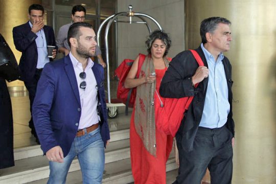 Διαφωνία με το «καλημέρα» με τους θεσμούς