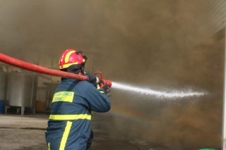 Πυρκαγιά κοντά στο κέντρο κράτησης προσφύγων της Μόριας