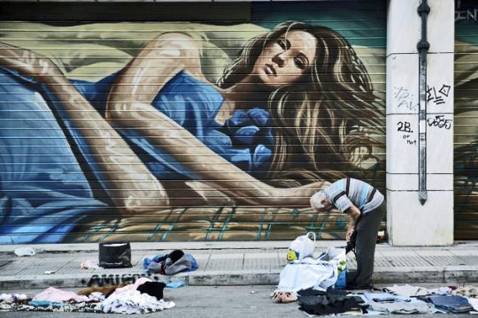 Τα μνημόνια μείωσαν τον πληθυσμό και το βιοτικό επίπεδο