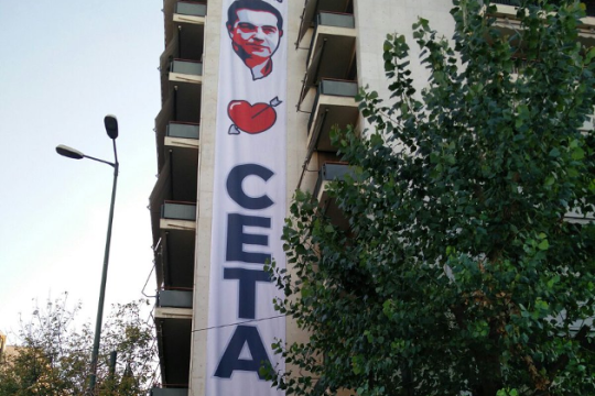 Παρέμβαση Greenpeace στην Κουμουνδούρου για τη CETA